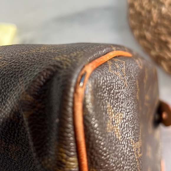 LV speedy bag 30 great condition - gently used with locks and dust bag. - Picture 7 of 10